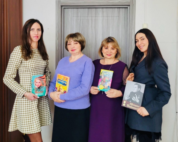 Акция «Дарите книги с любовью»!