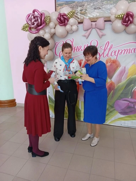 С прекрасным праздником весны!