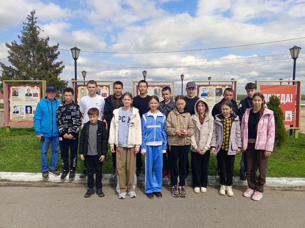 Часы мужества в сквере на набережной Волги